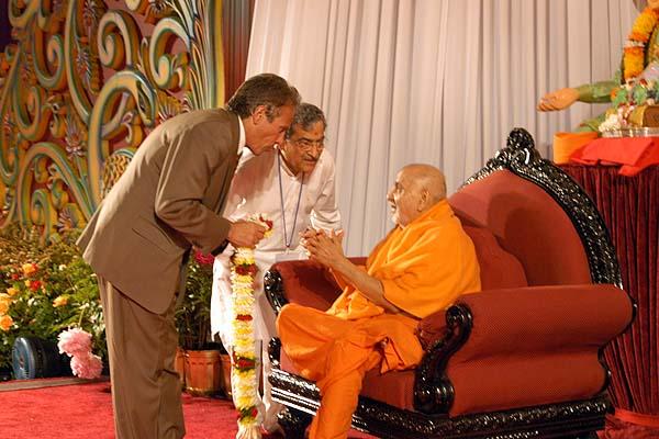 Mayor of Edison, George Spadoro, greets Swamishri