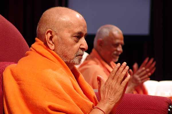 Swamishri gives sameep darshan to devotees