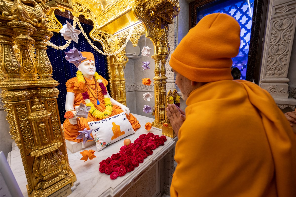Param Pujya Mahant Swami Maharaj engrossed in the darshan of Pramukh Swami Maharaj
