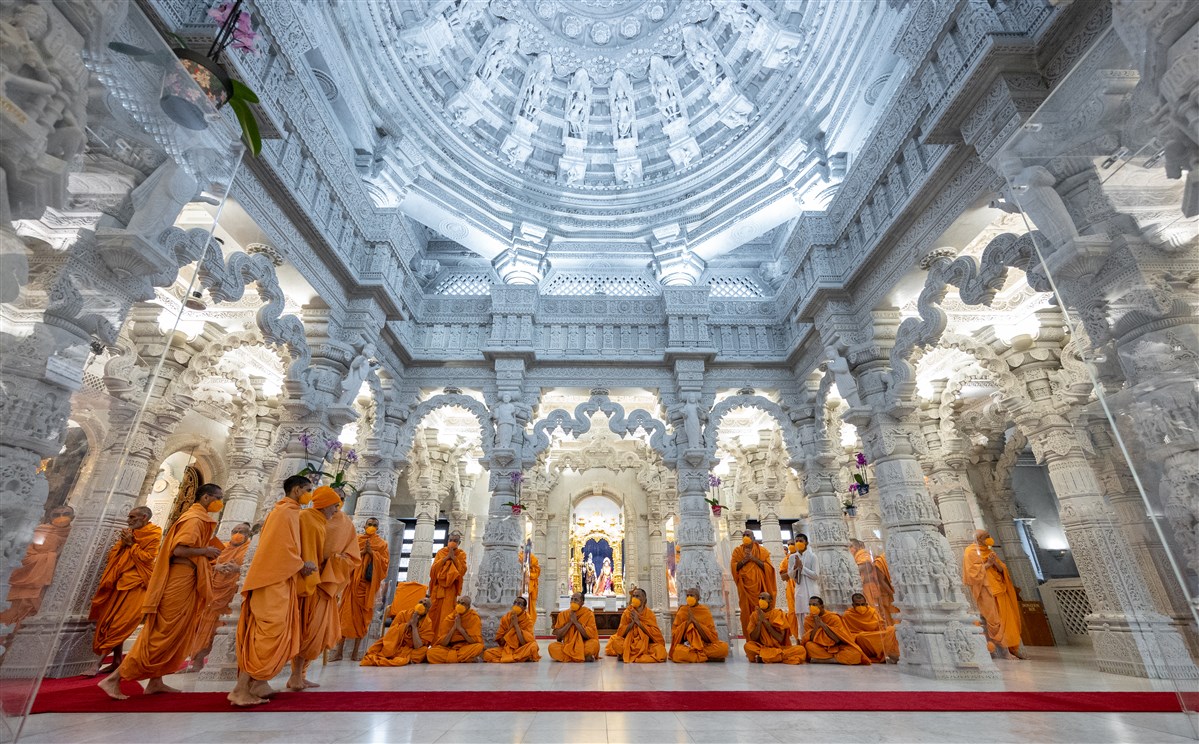 Swamis and sadhaks engrossed in Swamishri's darshan