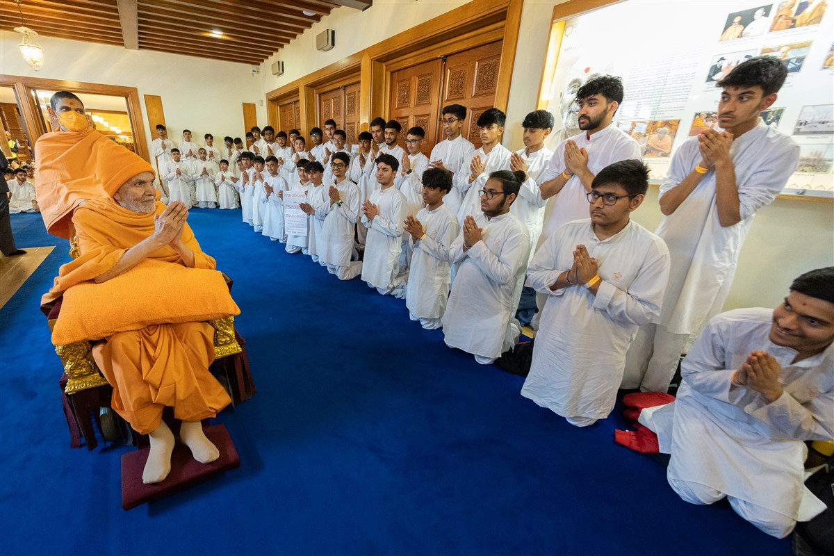 Swamishri blesses youths on his way to his morning puja