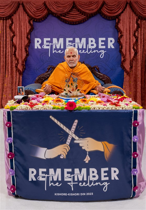 Swamishri meditates in his morning puja