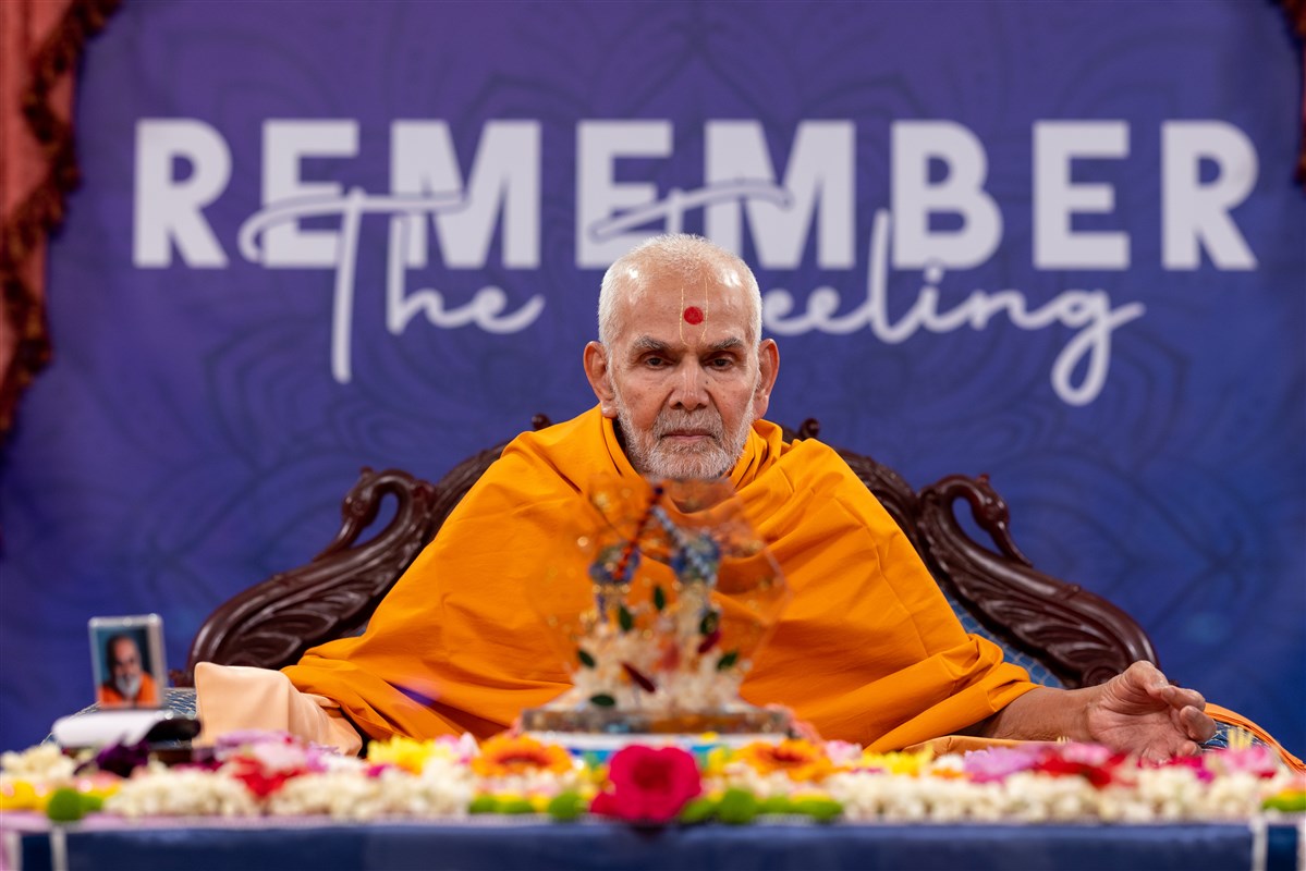 Swamishri performing in his puja