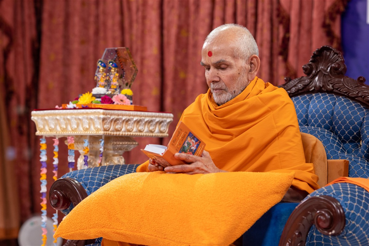 Swamishri reading the Shikshapatri and Satsang Diksha