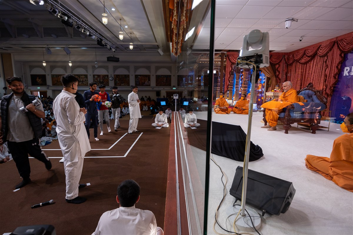 Swamishri engages with the kishores' skit
