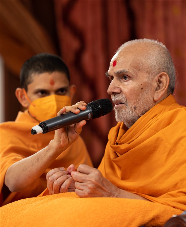 Swamishri guides the kishore in the drama