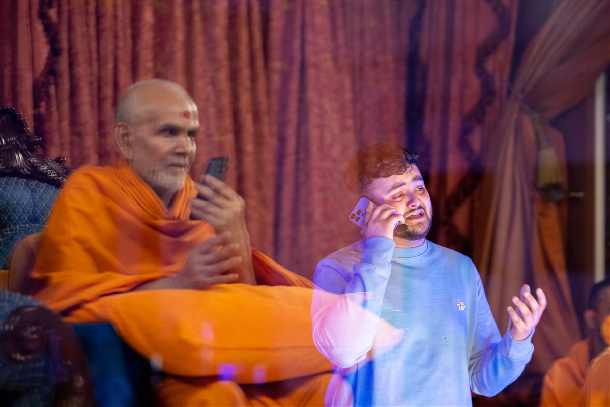 The performer expresses his feelings to Swamishri as a part of the drama