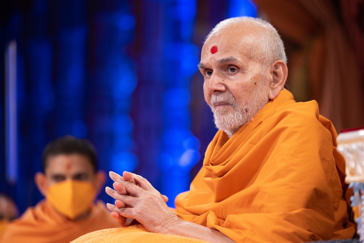 Swamishri listens attentively to the unfolding drama