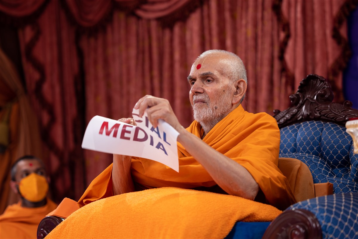 Swamishri guides the kishores and kishoris to avoid the harmful influences of social media