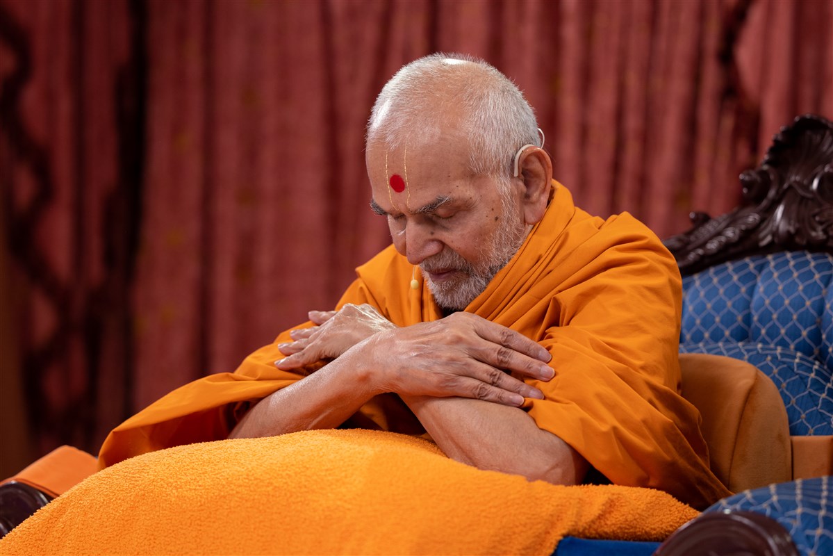 Swamishri interacting with the programme