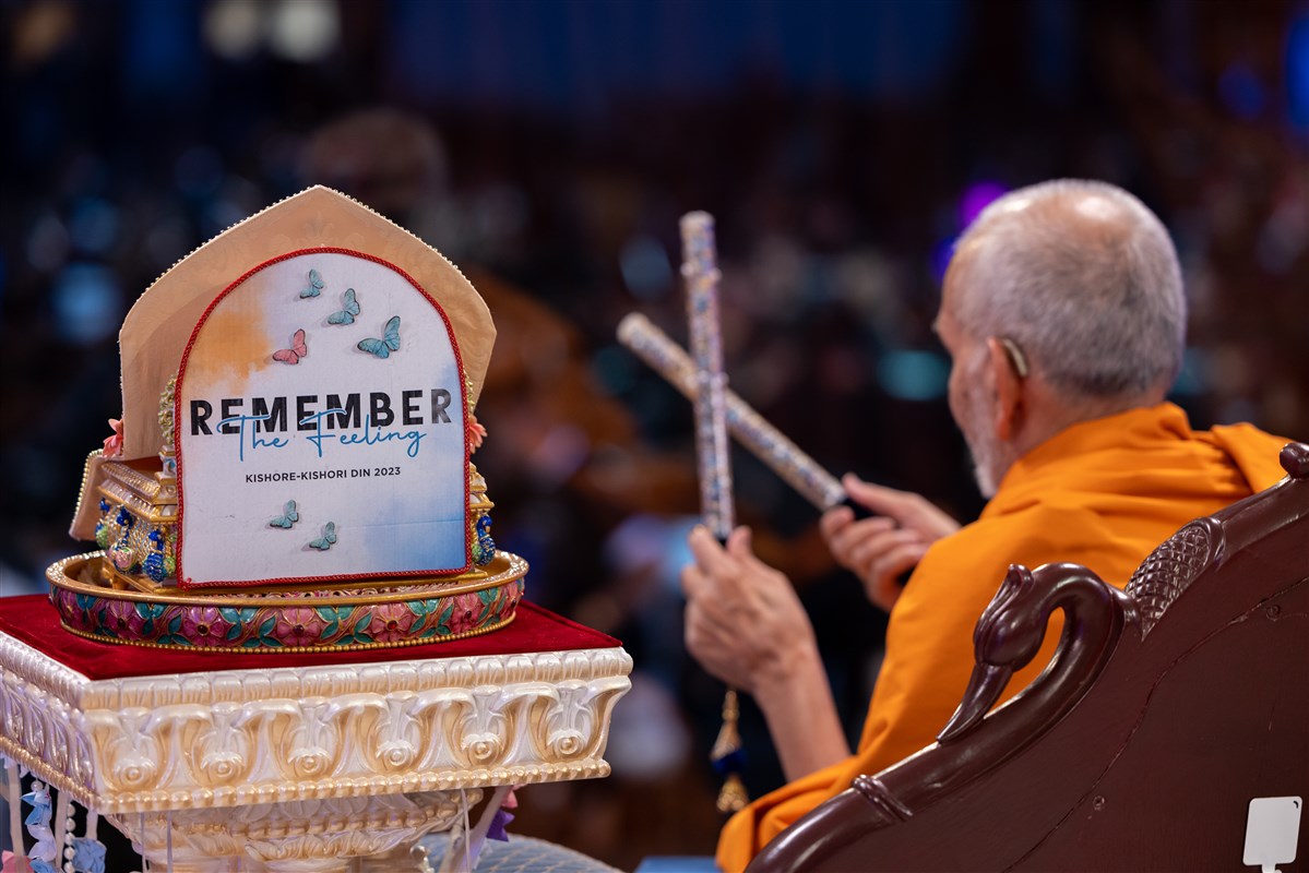 Swamishri engrossed in playing raas with the kishores