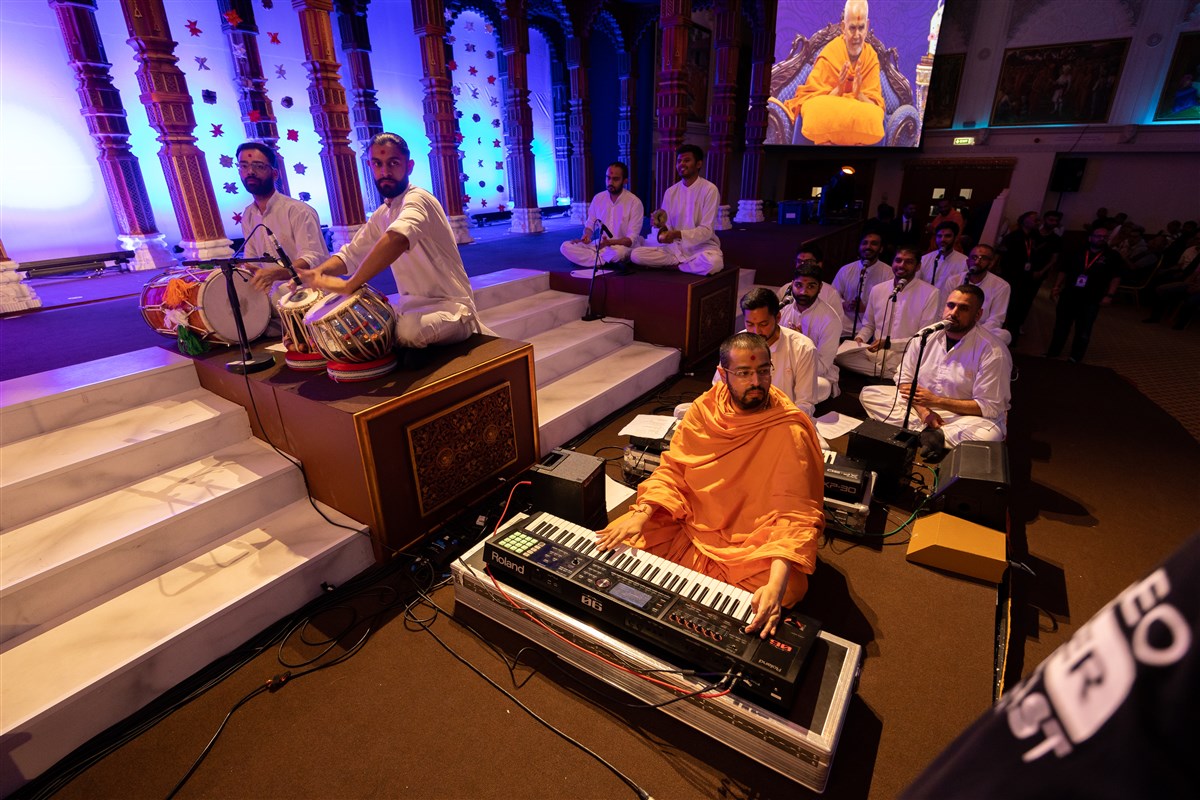 Swamis and youths perform a medley of live kirtans as Swamishri interacts with the young devotees