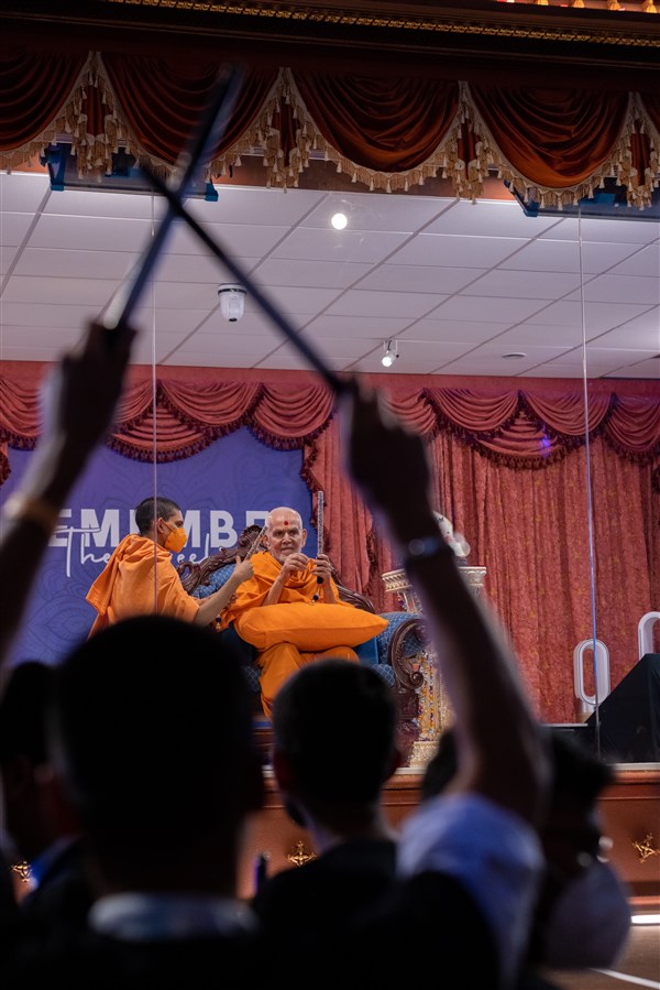 Kishores rejoice in playing raas with Swamishri