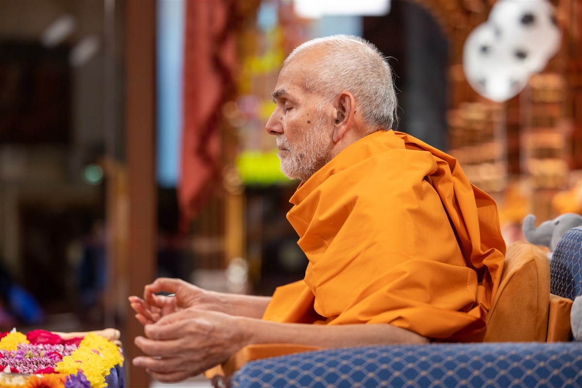 Swamishri meditating in his morning puja