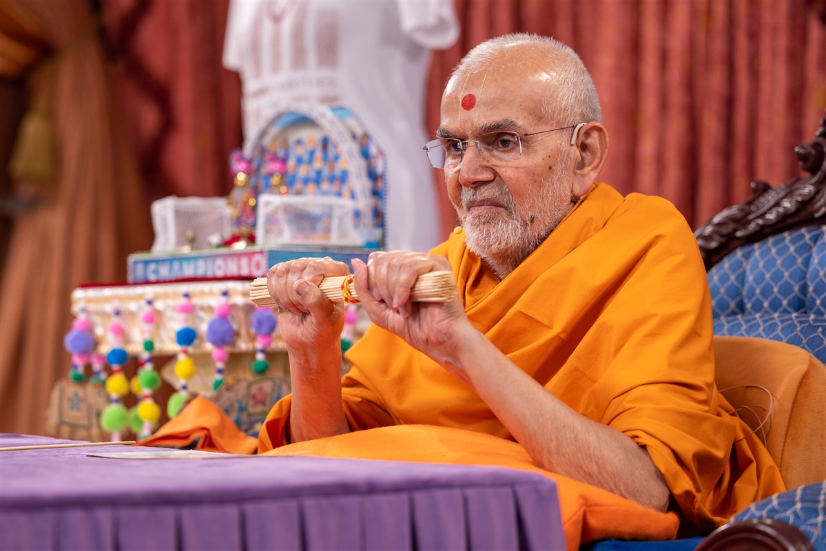Swamishri demonstrates the power of unity with a practical analogy, that together, we are unbreakable