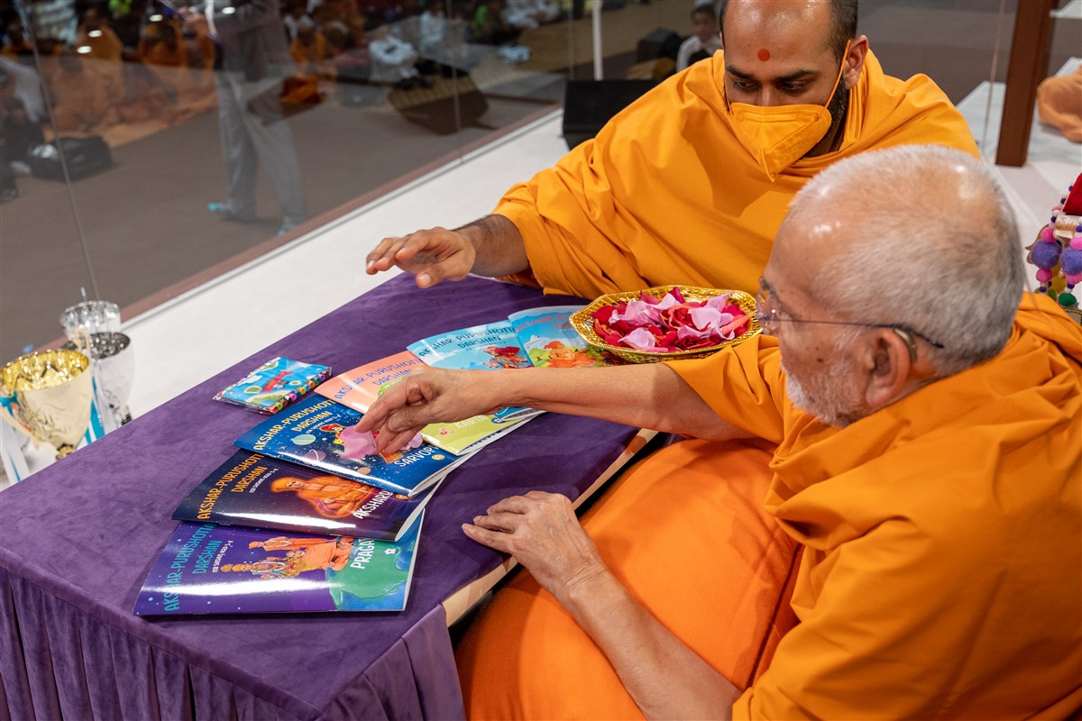 Swamishri inaugurates a new set of books in English on ‘Akshar-Purushottam Darshan for Shishus’