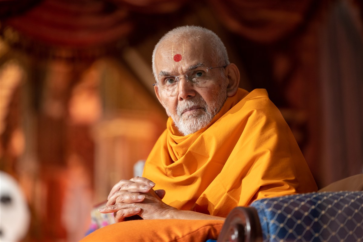 Swamishri greets the devotees with folded hands