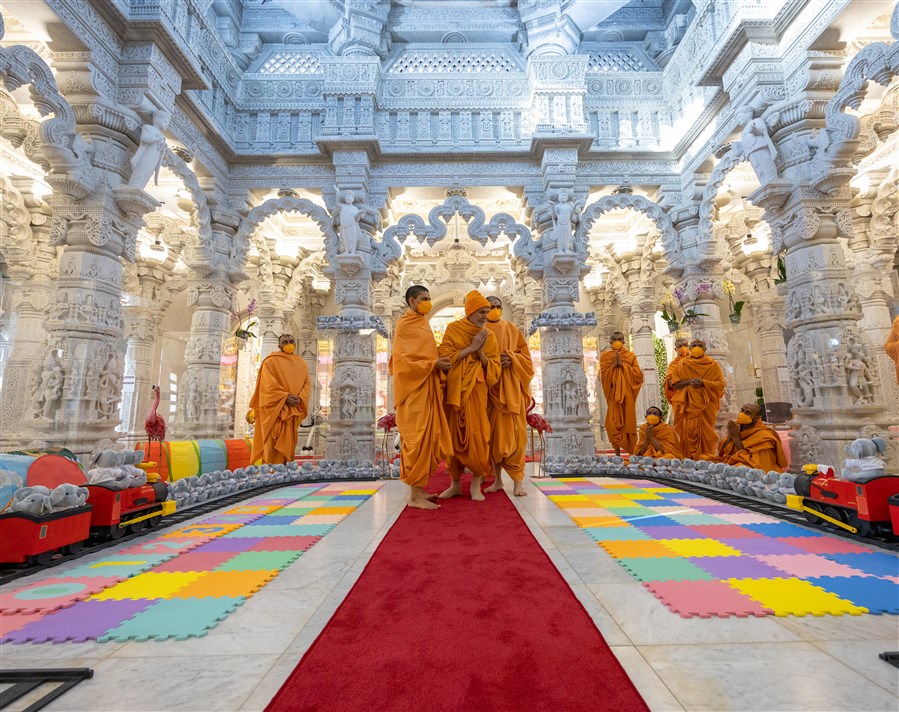 Swamishri observing the thematic display