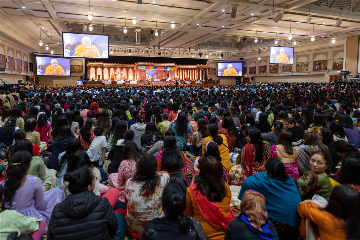 The assembly listens to Swamishri's blessings