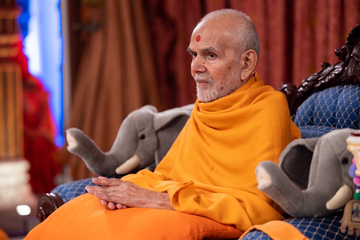 Swamishri presides over the evening Shishu Din programme