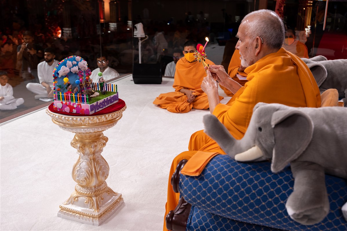 Swamishri performs the evening arti of Harikrishna Maharaj and Gunatitanand Swami Maharaj