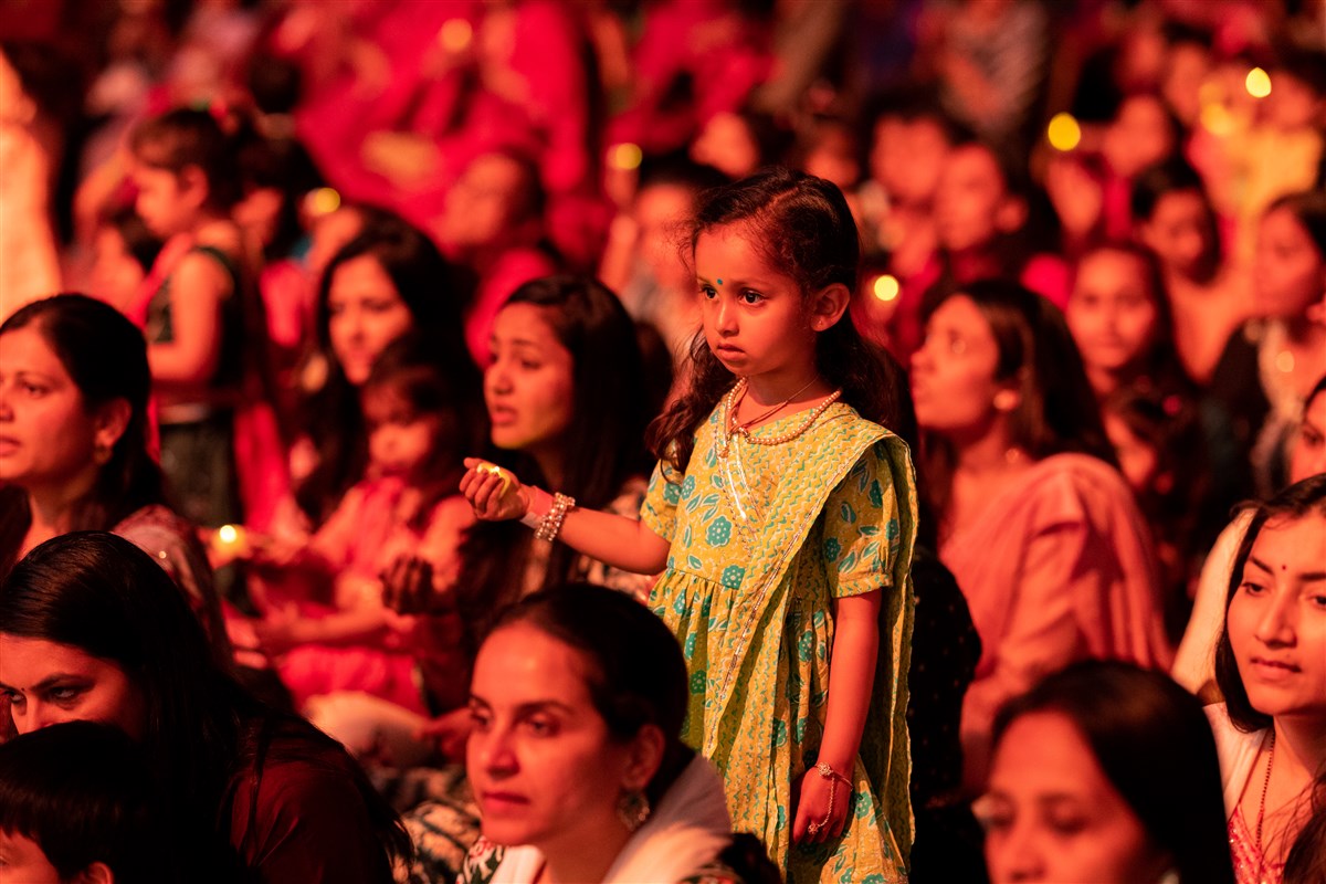 Children join Swamishri in the arti