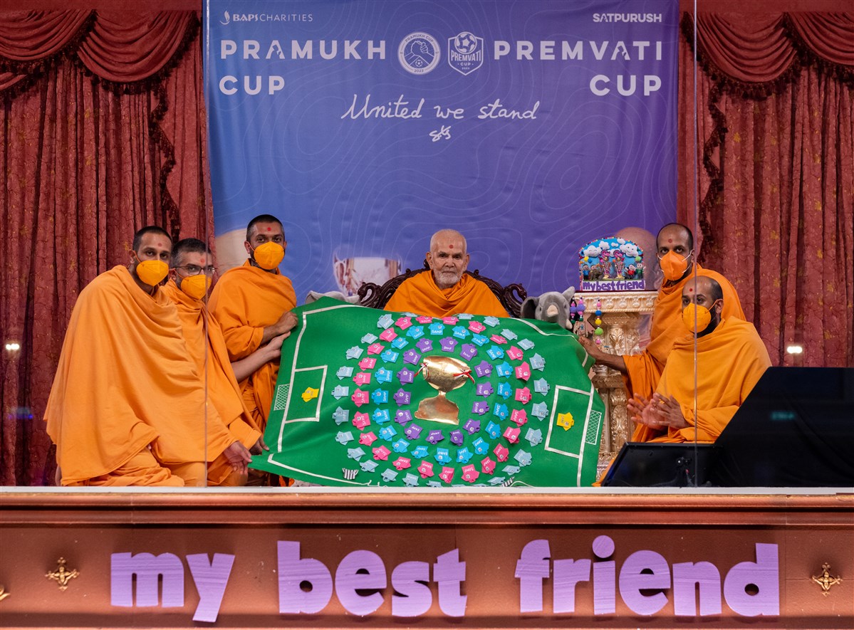 Swamis honour Swamishri with a thematic shawl