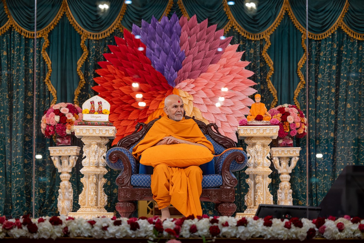 His Holiness Mahant Swami Maharaj listened attentively to the esteemed speakers