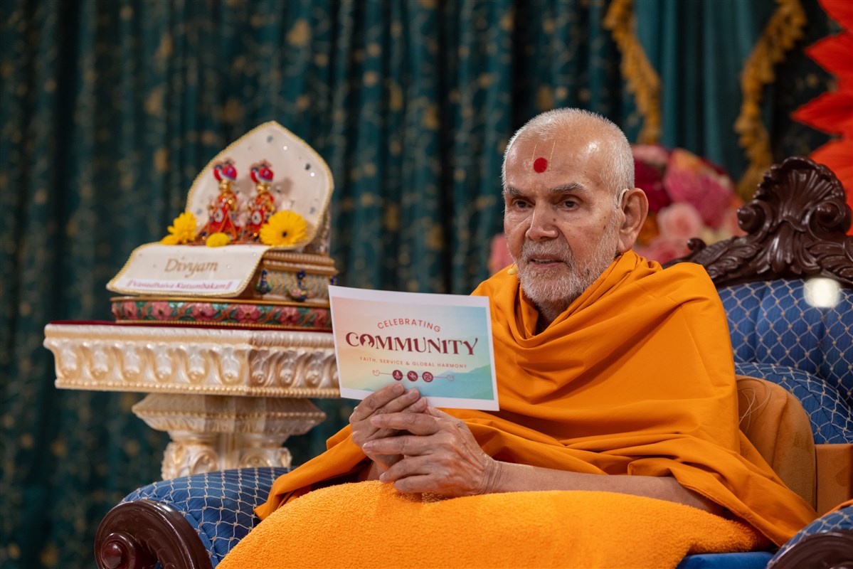 His Holiness Mahant Swami Maharaj thanked the guests for attending and prayed, “Together, may we continue to serve God, this country, and the whole of humanity.”