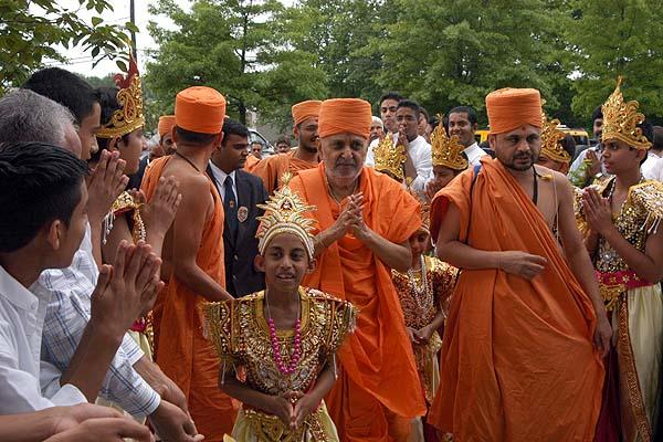 Swamishri is welcomed at the Assembly for Volunteers
