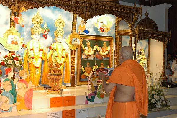 Swamishri performs aarti