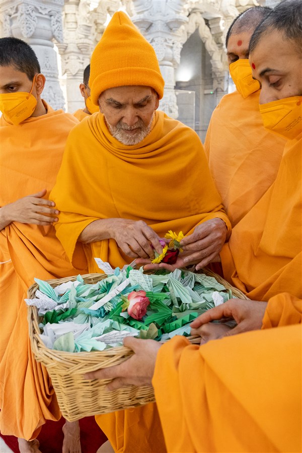Swamishri sanctifies the students' prayers