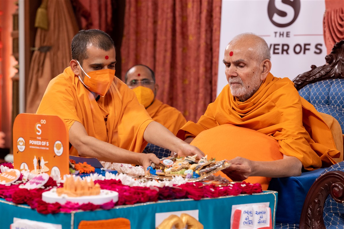Swamishri offering thal to the murtis
