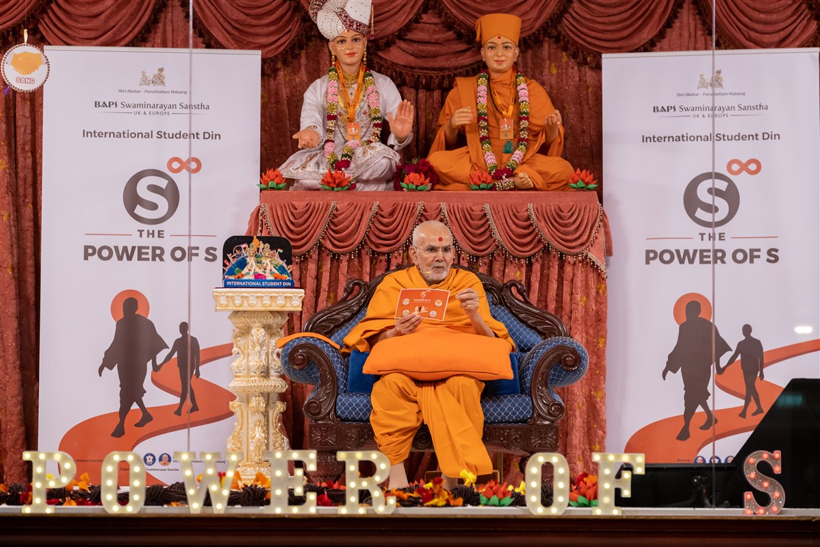 Swamishri blessings the assembly with spiritual guidance