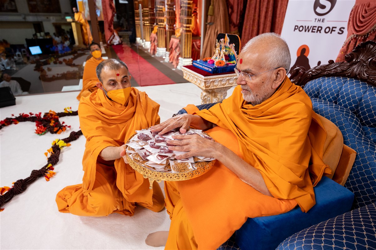 Swamishri sanctifies kanthis for new devotees