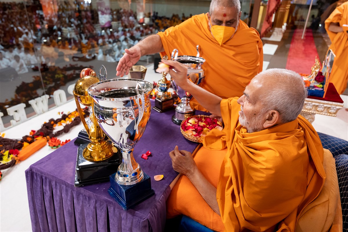 Swamishri sanctifies the trophies of recent community sports tournaments