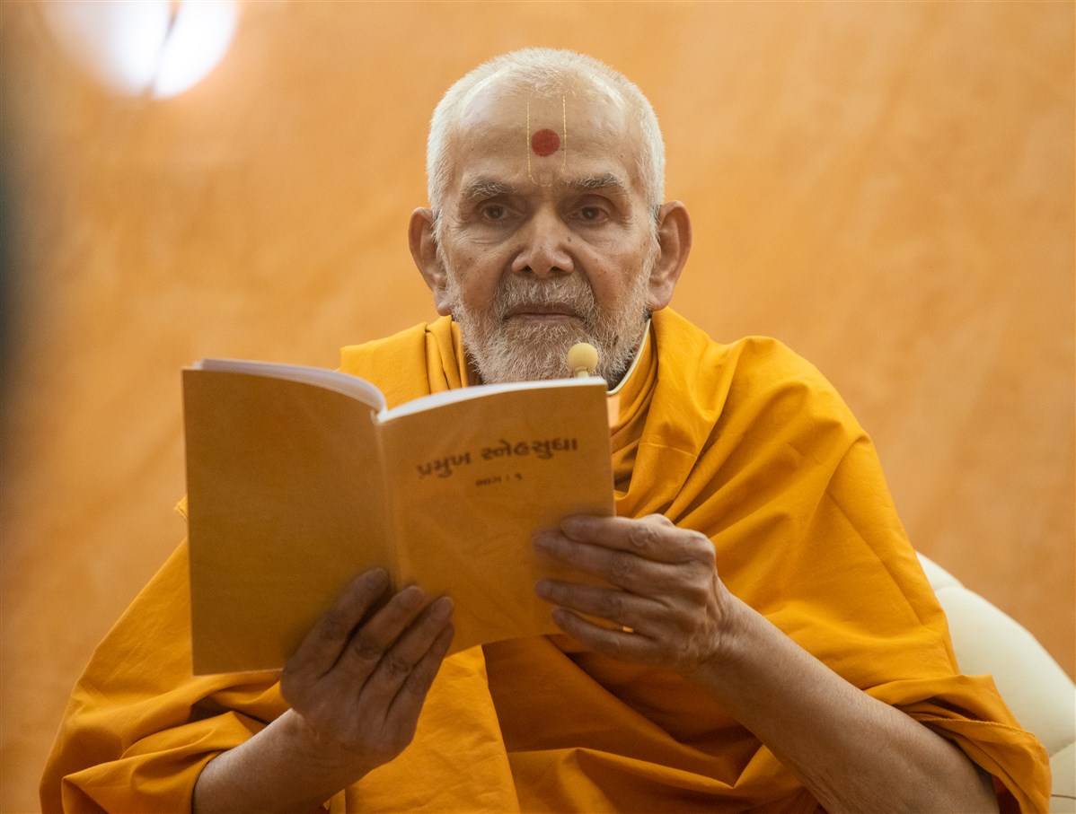 Swamishri blesses the afternoon assembly by elaborating upon the words of Pramukh Swami Maharaj