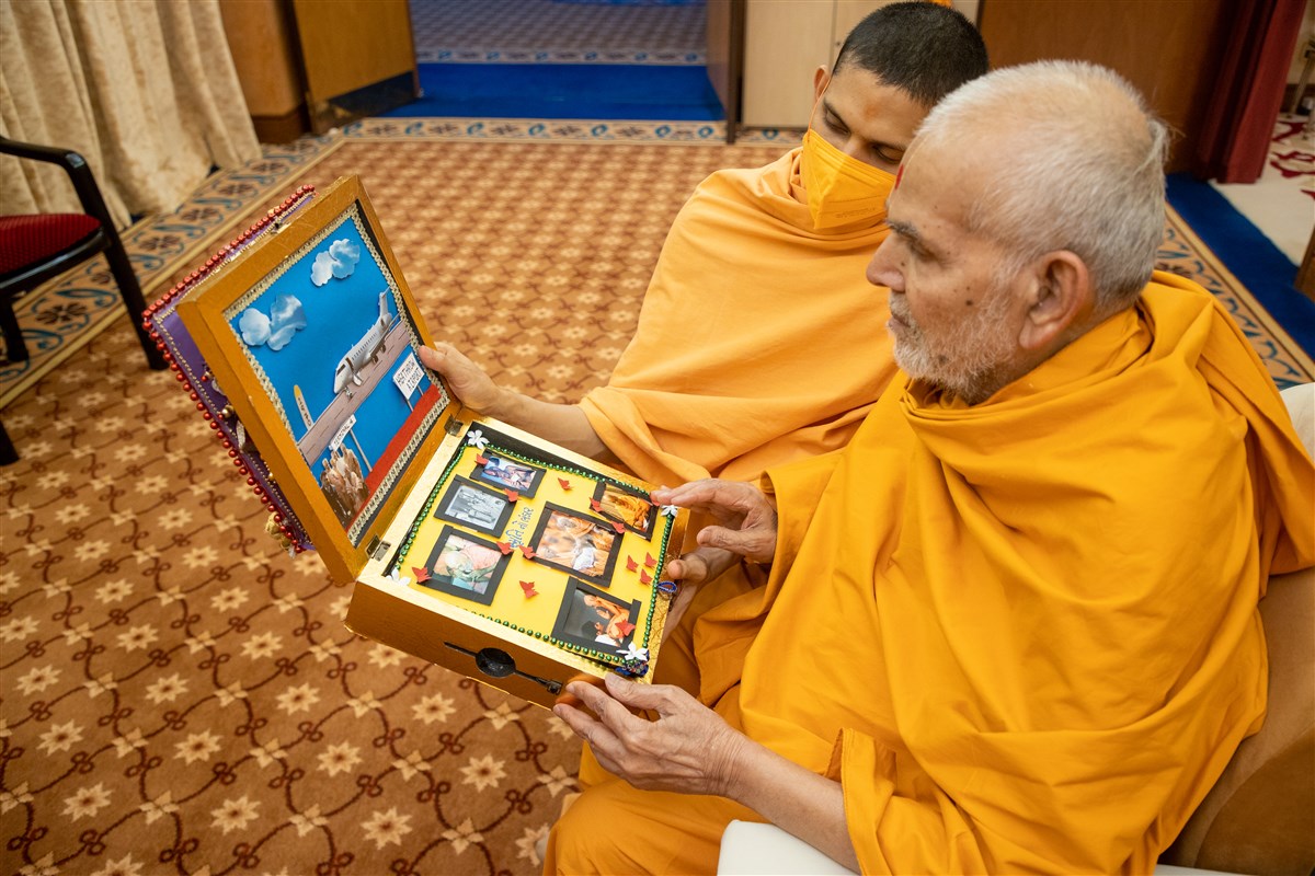 Swamishri observes a decorative offering from the mahilas