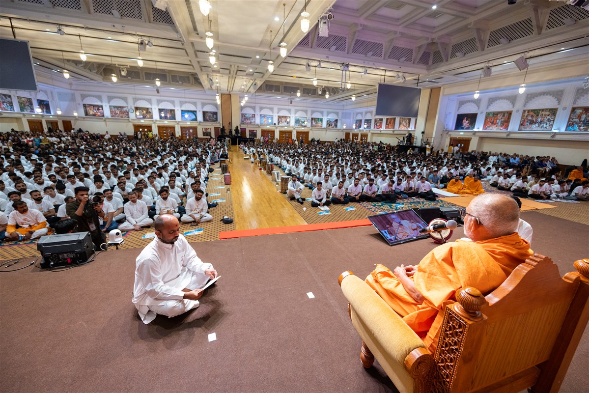 Sadguru Pujya Kothari Swami addresses the evening assembly