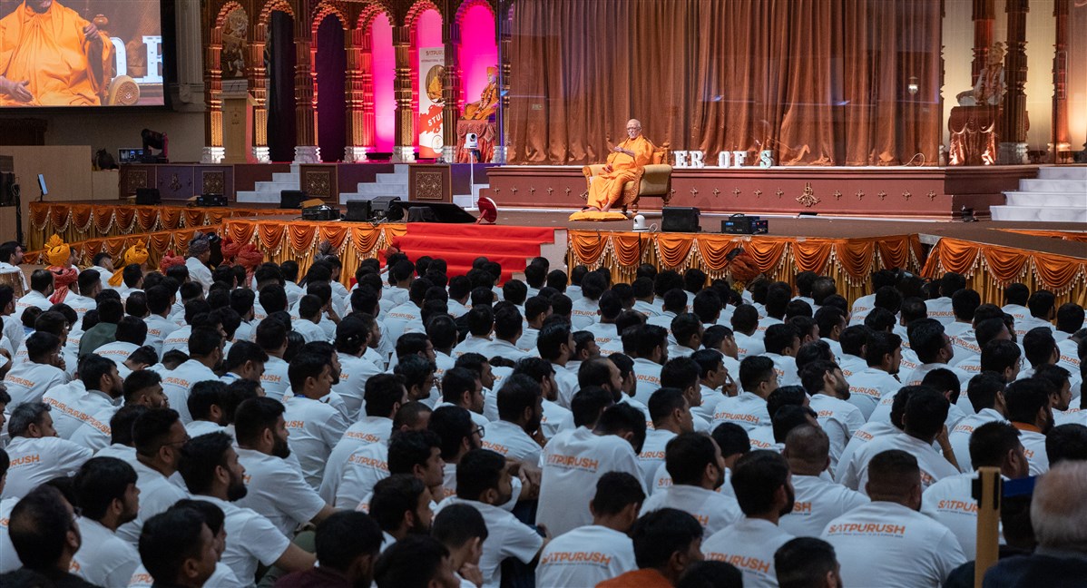 Sadguru Pujya Doctor Swami addresses the evening assembly