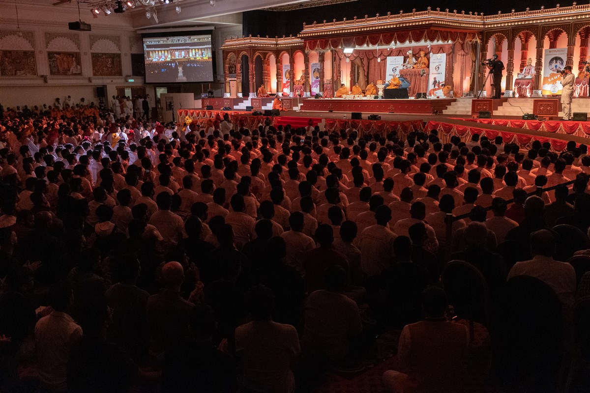 Swamishri performing the evening arti with the assembly