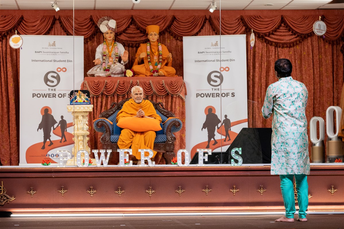 Swamishri listens to a volunteer outlining the spiritual challenges of new students in the UK