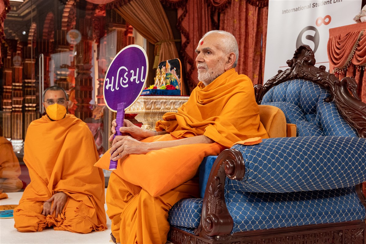 Swamishri interacts with the programme