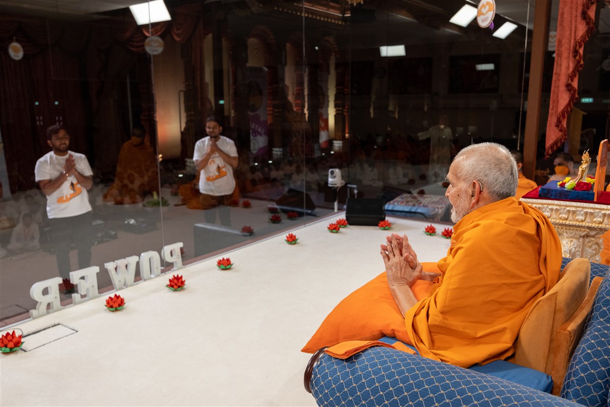 Swamishri listens to the students' prayers