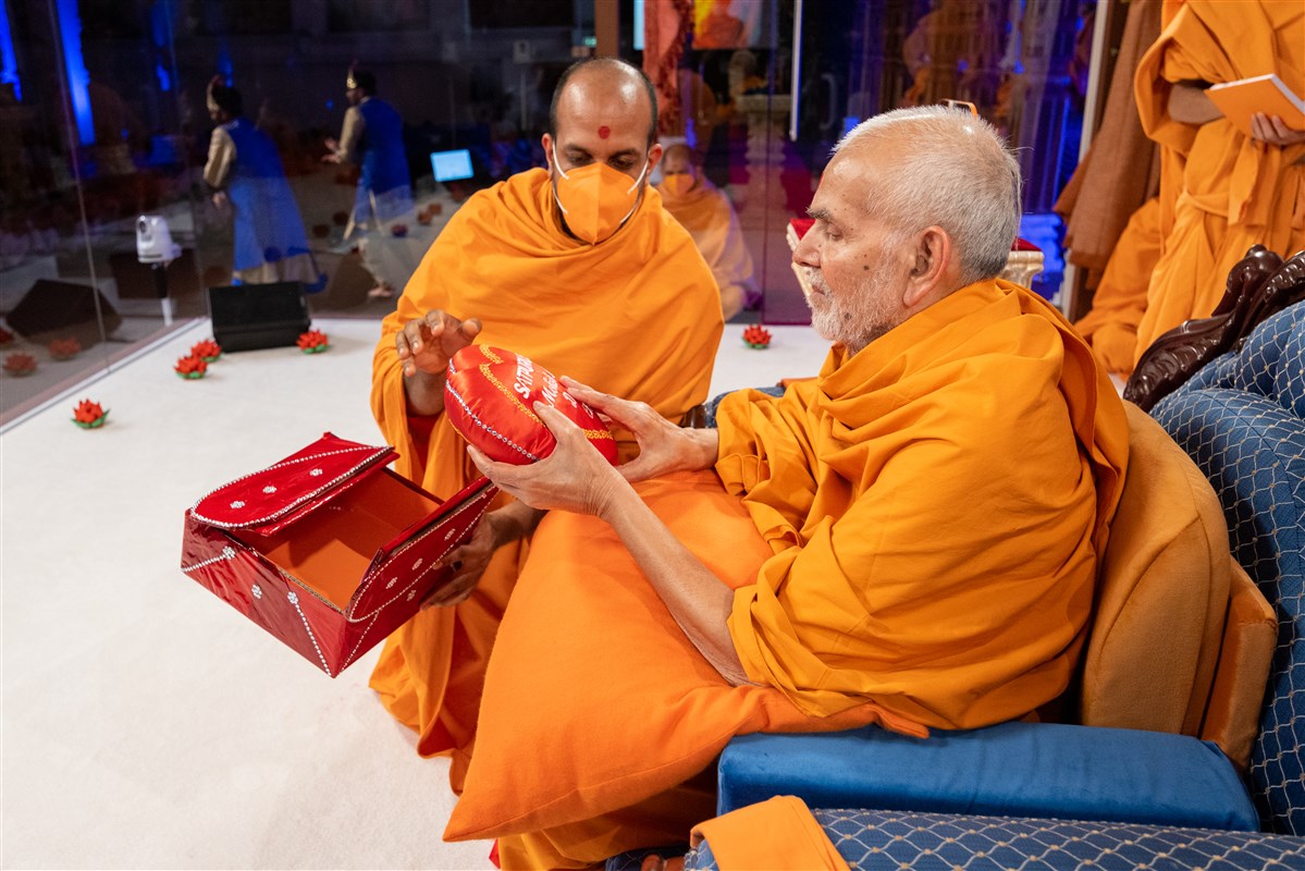 Nirgunpurushdas Swami offers Swamishri a heart-shaped gift on behalf of the students