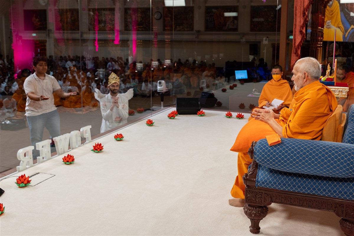 Swamishri listens intently to the heartfelt prayers of the student