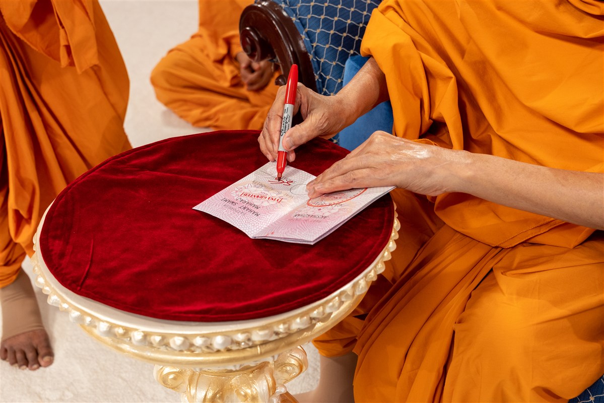 Swamishri signing the passport<p><br>Hear Yogiji Maharaj's revelation in his own words <a href="https://youtu.be/s0SaLGEBBMM?t=9778" target="blank" style="text-decoration:underline; color:blue;">here</a></p>