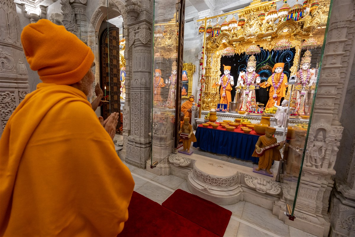 Swamishri engrossed in the darshan of the murtis in the central shrine