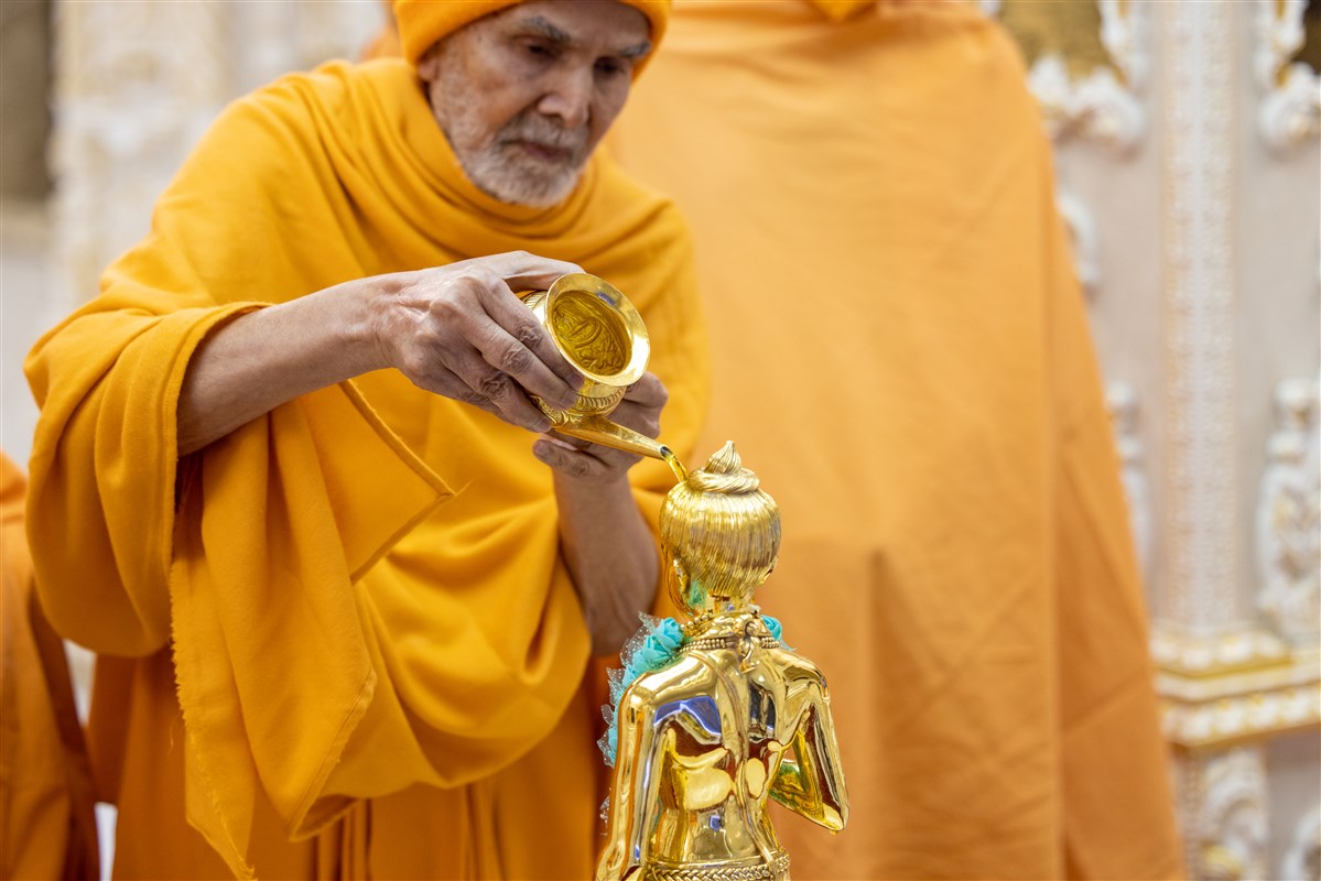 Swamishri performing the abhishek of Shri Nilkanth Varni