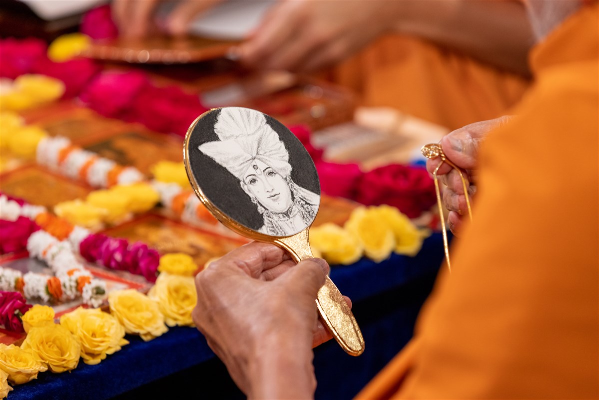 Swamishri observes a pencil-sketched murti of Bhagwan Swaminarayan on the back of the mirror